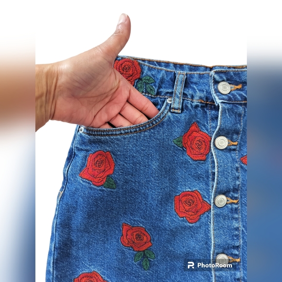 Zara Trafaluc Collection Demin Blue Red Mini Skirt Embroidered Roses Size XS - Picture 4 of 9